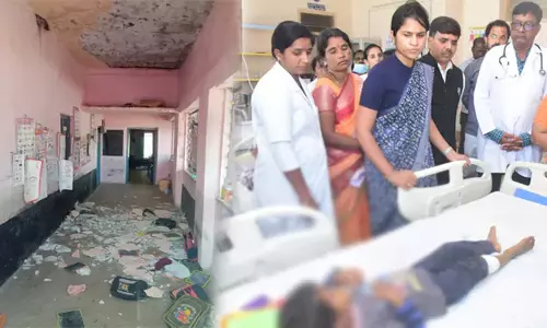 Telangana: आंगनवाड़ी भवन की छत गिरी, बच्चे घायल Telangana: आंगनवाड़ी भवन की छत गिरी, बच्चे घायल