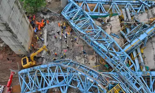 Rajahmundry हवाई अड्डे के निर्माणाधीन टर्मिनल पर क्रेन गिर गई Rajahmundry हवाई अड्डे के निर्माणाधीन टर्मिनल पर क्रेन गिर गई