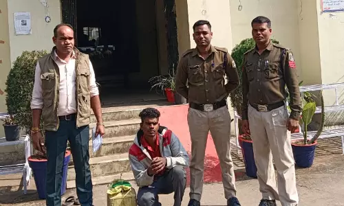 सपनई जंगल से अवैध महुआ शराब ले जा रहा युवक गिरफ्तार