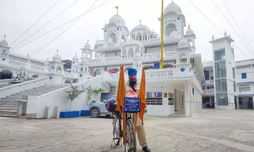 Assam : देशव्यापी धार्मिक यात्रा पर निकले पंजाब के साइकिल चालक असम के धुबरी पहुंचे Assam : देशव्यापी धार्मिक यात्रा पर निकले पंजाब के साइकिल चालक असम के धुबरी पहुंचे