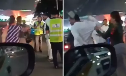 महिला ने फ्लाइट छूटने पर कर दी ओला कैब ड्राइवर की पिटाई, देखें VIDEO महिला ने फ्लाइट छूटने पर कर दी ओला कैब ड्राइवर की पिटाई, देखें VIDEO