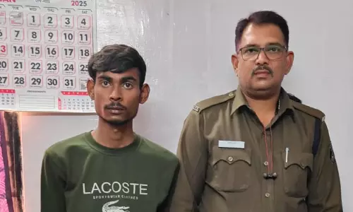 ऑटो में शराब बेचते बीरगांव का युवक गिरफ्तार ऑटो में शराब बेचते बीरगांव का युवक गिरफ्तार