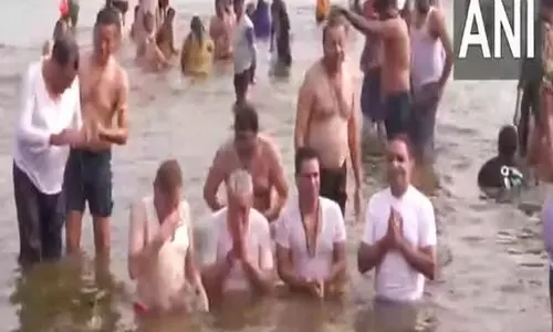 Maha Kumbh: केंद्रीय मंत्री अर्जुन राम मेघवाल ने त्रिवेणी संगम में पवित्र डुबकी लगाई