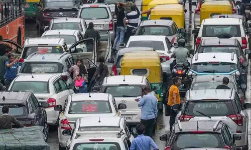 Ladikapul पर कंटेनर गिरने से यातायात जाम