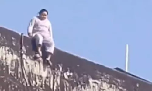 महिला ने छत से कूदकर की खुदकुशी, लाइव वीडियो आया सामने