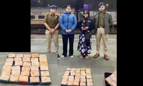 Guwahati : रेलवे स्टेशन पर 360 ग्राम हेरोइन के साथ महिला गिरफ्तार Guwahati : रेलवे स्टेशन पर 360 ग्राम हेरोइन के साथ महिला गिरफ्तार