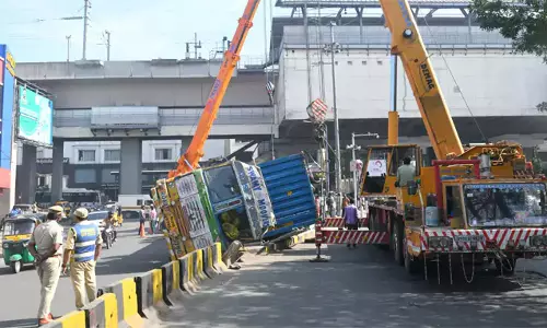 Hyderabad: सड़क पर लॉरी पलट गई,सचिवालय के आसपास यातायात जाम Hyderabad: सड़क पर लॉरी पलट गई,सचिवालय के आसपास यातायात जाम