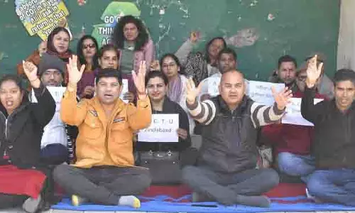 College शिक्षकों ने सरकार की उदासीनता के खिलाफ प्रदर्शन किया