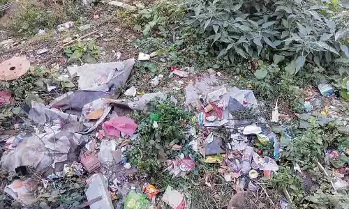 कचरे ने Mall Road की सुंदरता बिगाड़ी, स्वास्थ्य के लिए खतरा पैदा किया कचरे ने Mall Road की सुंदरता बिगाड़ी, स्वास्थ्य के लिए खतरा पैदा किया