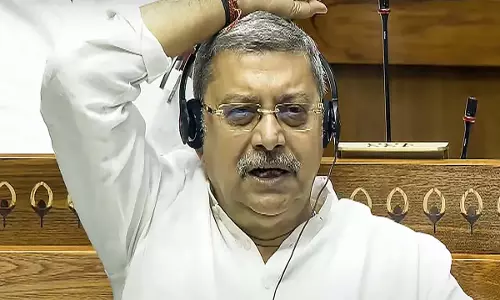 वक्फ बिल को लेकर JPC की बैठक में भारी हंगामा, कल्याण समेत 10 सांसद निलंबित वक्फ बिल को लेकर JPC की बैठक में भारी हंगामा, कल्याण समेत 10 सांसद निलंबित