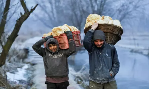 Kashmir घाटी में ठंड का कहर जारी, श्रीनगर में तापमान शून्य से 3.3 डिग्री नीचे Kashmir घाटी में ठंड का कहर जारी, श्रीनगर में तापमान शून्य से 3.3 डिग्री नीचे