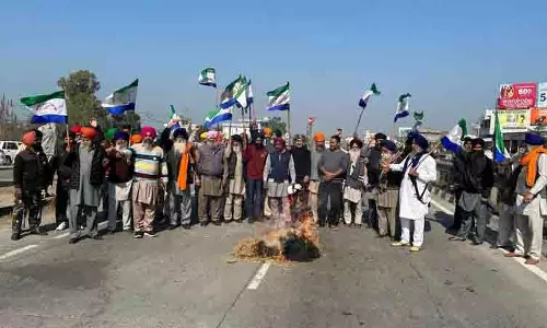 Tarn Taran में किसानों ने जलाया प्रशासन का पुतला Tarn Taran में किसानों ने जलाया प्रशासन का पुतला