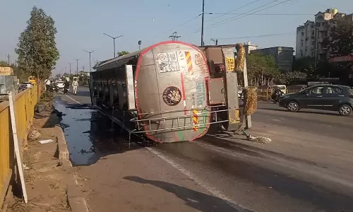 CG में टैंकर अनियंत्रित होकर पलटा, मचा हड़कंप, ट्रैफिक रोका गया CG में टैंकर अनियंत्रित होकर पलटा, मचा हड़कंप, ट्रैफिक रोका गया