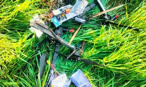 BSF ने तस्करी की कोशिश नाकाम की, सीमा से हेरोइन और ड्रोन बरामद BSF ने तस्करी की कोशिश नाकाम की, सीमा से हेरोइन और ड्रोन बरामद
