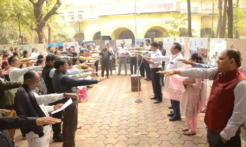 कलेक्टोरेट के अधिकारियों एवं कर्मचारियों ने ली मतदाता शपथ