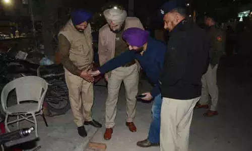 नाका तोड़कर भाग रहे कार चालक ने Police पर की फायरिंग नाका तोड़कर भाग रहे कार चालक ने Police पर की फायरिंग