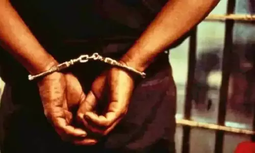 एसटी स्टेशन पर यात्रियों से मोबाइल चुराने वाला गिरोह पकड़ा गया: 43 सेट जब्त एसटी स्टेशन पर यात्रियों से मोबाइल चुराने वाला गिरोह पकड़ा गया: 43 सेट जब्त