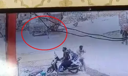 मौत का LIVE वीडियो, रोड पर ट्रक बन गया काल