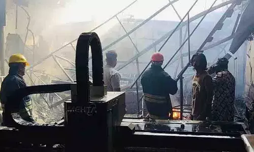 Attapur में लकड़ी के डिपो में आग लगी, किसी के हताहत होने की खबर नहीं