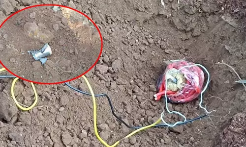 नक्सलियों के नापाक मंसूबों पर सुरक्षाबलों ने फेरा पानी...5 किलो के IED को बरामद कर किया नष्ट नक्सलियों के नापाक मंसूबों पर सुरक्षाबलों ने फेरा पानी...5 किलो के IED को बरामद कर किया नष्ट
