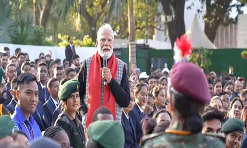 PM Modi ने NCC कैडेटों, NSS स्वयंसेवकों, झांकी कलाकारों और गणतंत्र दिवस परेड के आदिवासी मेहमानों के साथ बातचीत की