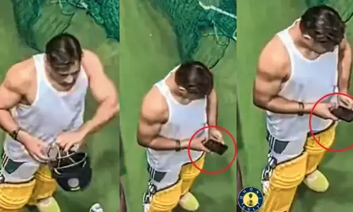 धोनी ने IPL 2025 की तैयारी शुरू की, ट्रेनिंग नेट्स में फोन चलने का वीडियो वायरल धोनी ने IPL 2025 की तैयारी शुरू की, ट्रेनिंग नेट्स में फोन चलने का वीडियो वायरल