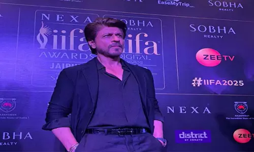 IIFA 2025 के प्री-इवेंट में शाहरुख खान स्टाइल में पहुंचे, उनके ईयरकफ ने खींचा ध्यान IIFA 2025 के प्री-इवेंट में शाहरुख खान स्टाइल में पहुंचे, उनके ईयरकफ ने खींचा ध्यान