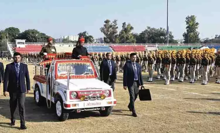 जम्मू के संभागीय आयुक्त ने परेड का निरीक्षण किया, तिरंगा फहराया