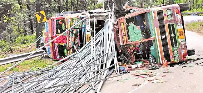 लक्ष्मीपुर-नारायणपट्टनम घाट मार्ग दुर्घटनाओं का अड्डा बन गए