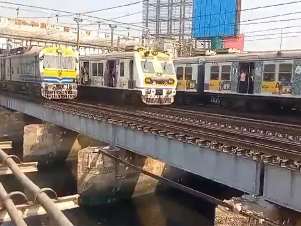 Mumbai: मेगा ब्लॉक के बाद यूपी स्लो लाइन पर पहली लोकल ट्रेन का परिचालन फिर से शुरू हुआ