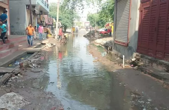 Gaziabad: इंदिरापुरम के कई गलियों में सीवर का पानी भरा