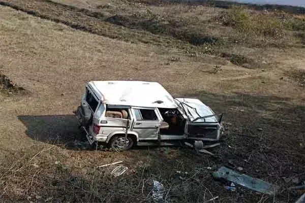 Latehar: गार्डवाल तोड़ कर बोलेरो खेतों में गिरा, चालक की मौत