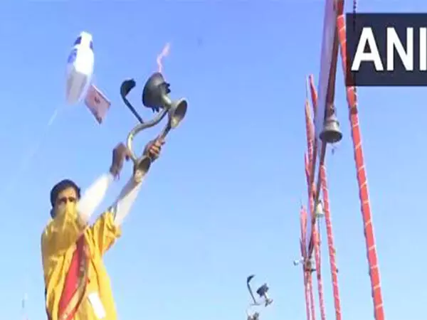 Mahakumbh: त्रिवेणी संगम पर पुजारी आरती की गई