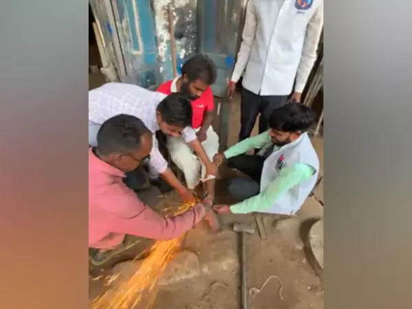 Indore: मानसिक रूप से बीमार व्यक्ति को जंजीरों से मुक्त कराया गया, मानसिक अस्पताल में भर्ती Indore: मानसिक रूप से बीमार व्यक्ति को जंजीरों से मुक्त कराया गया, मानसिक अस्पताल में भर्ती