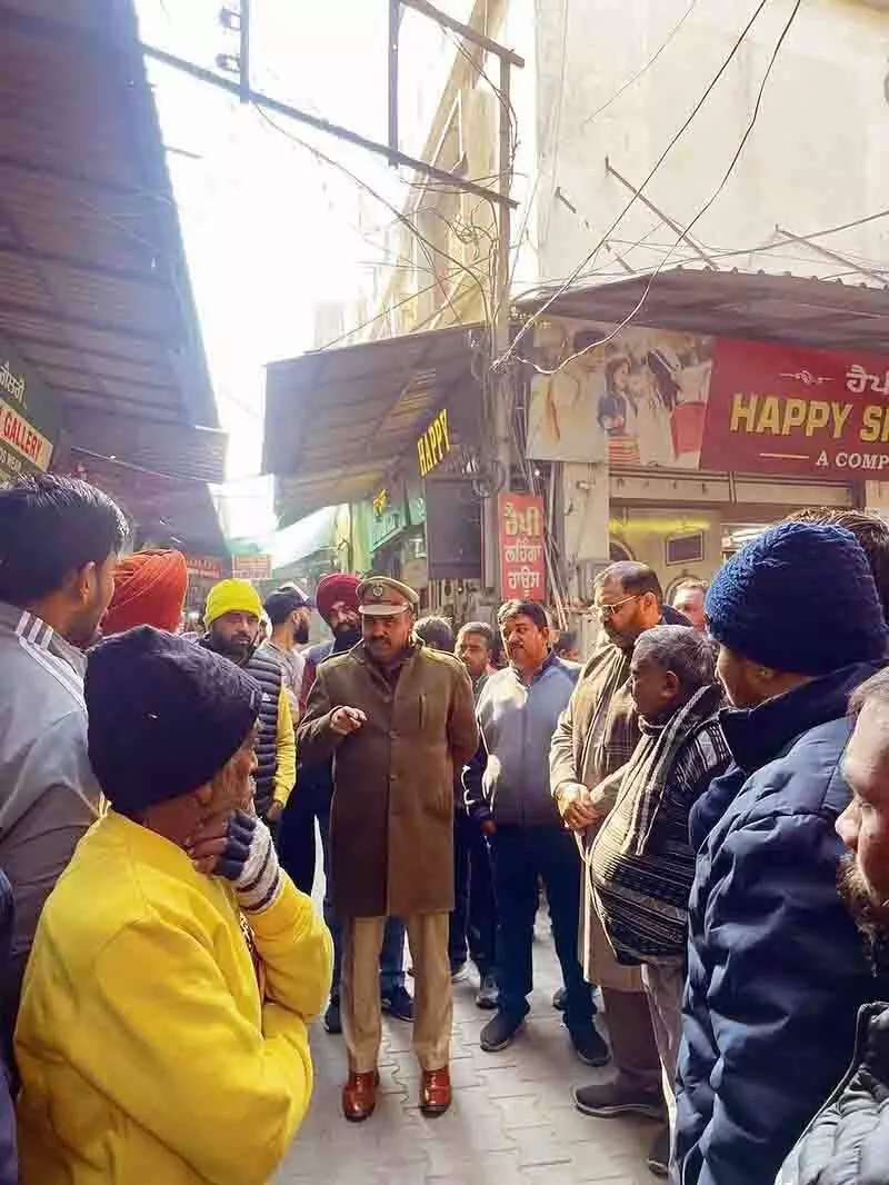 Ludhiana: प्रशासन पर विशेष बिक्री बाजार के आयोजन पर ‘आंखें मूंदने’ का सवाल उठाया