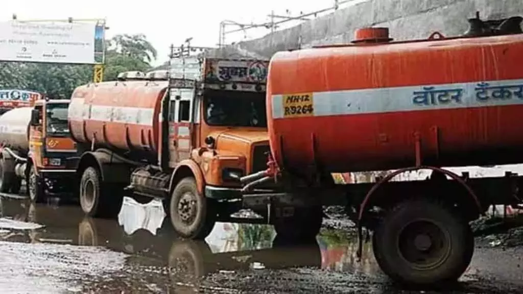 नगर निगम सीमा में कुछ नए शामिल किए गए गांवों में टैंकरों से पानी की आपूर्ति नगर निगम सीमा में कुछ नए शामिल किए गए गांवों में टैंकरों से पानी की आपूर्ति