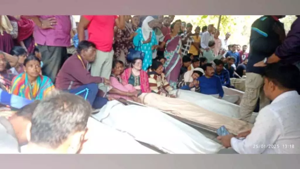 विस्फोट में खोए बेटे को वापस बुलाने के लिए पुकारते-पुकारते पिता बेहोश विस्फोट में खोए बेटे को वापस बुलाने के लिए पुकारते-पुकारते पिता बेहोश
