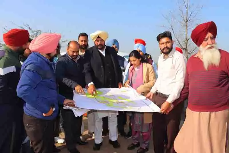 Dhaliwal और डीसी ने अजनाला गांव में प्रस्तावित कॉलेज स्थल का दौरा किया Dhaliwal और डीसी ने अजनाला गांव में प्रस्तावित कॉलेज स्थल का दौरा किया