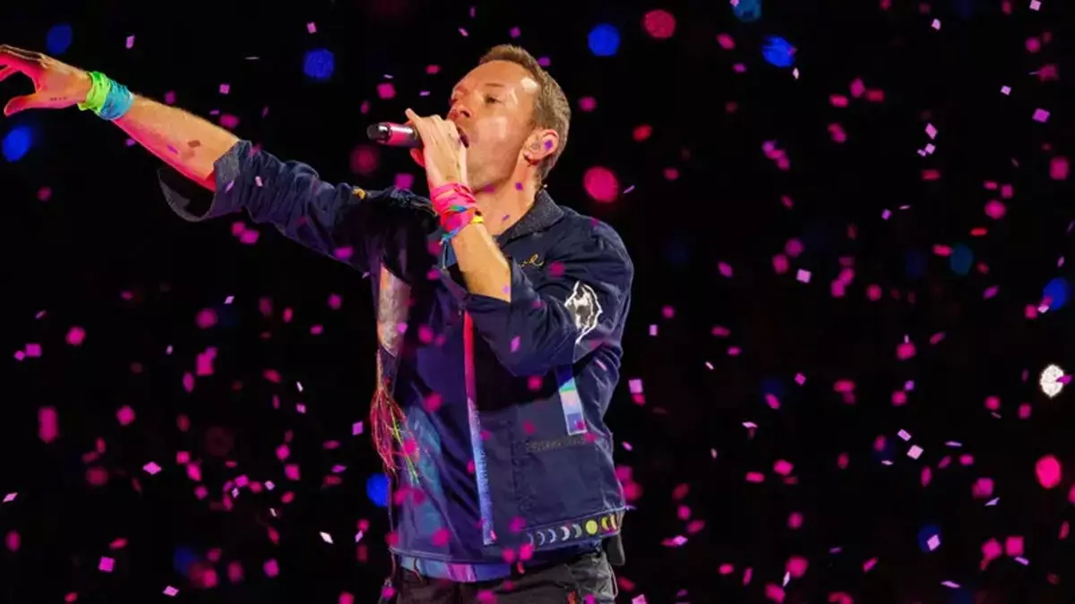 Coldplay के फैंस अहमदाबाद के नरेंद्र मोदी स्टेडियम में बड़ी संख्या में पहुंचे