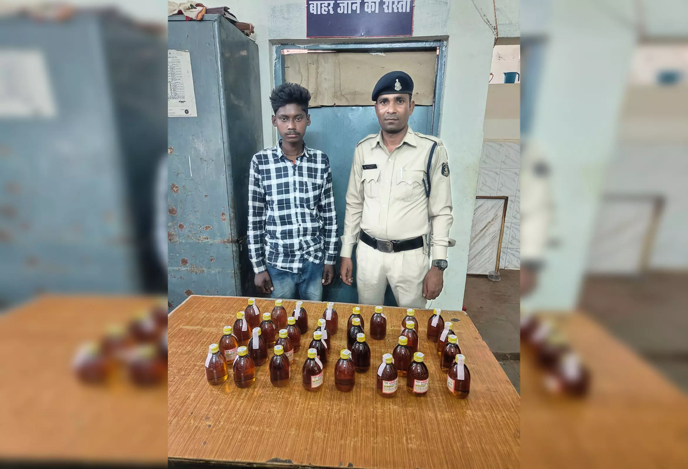 शराब लेकर जा रहा युवक पकड़ाया, रायपुर पुलिस की कार्रवाई