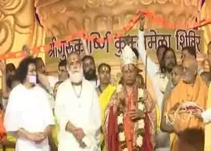 स्वामी गोविंद देव गिरि महाराज ने Maha Kumbh मेले में 76वां जन्मदिन मनाया