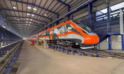 कश्मीर के लिए विशेष रूप से डिजाइन की गई वंदे भारत एक्सप्रेस ट्रेन जम्मू पहुंची