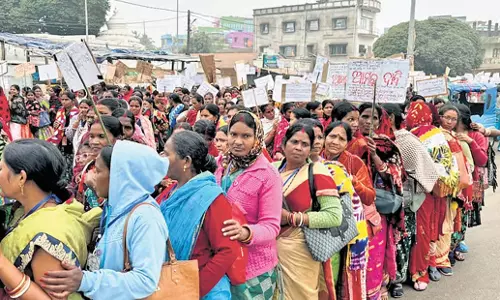 Odisha: मिशन शक्ति के कार्यकर्ताओं ने सरकार की पुनर्गठन योजना का विरोध किया
