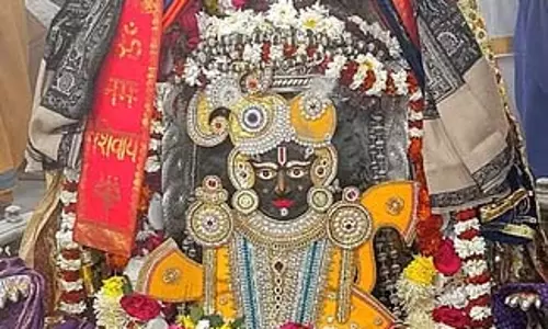 Ujjain: एकादशी पर श्री कृष्ण के रूप में सजे बाबा महाकाल