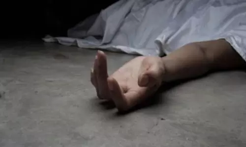 Odisha: ट्रेन में सेल्फी लेने से 21 वर्षीय छात्रा की मौत Odisha: ट्रेन में सेल्फी लेने से 21 वर्षीय छात्रा की मौत