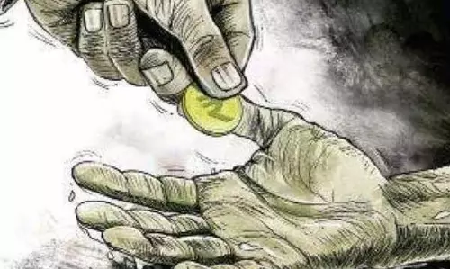Karnataka: कर्ज की किस्तें न चुकाने पर महिला और उसके नवजात बच्चे को घर से बाहर निकाला गया Karnataka: कर्ज की किस्तें न चुकाने पर महिला और उसके नवजात बच्चे को घर से बाहर निकाला गया