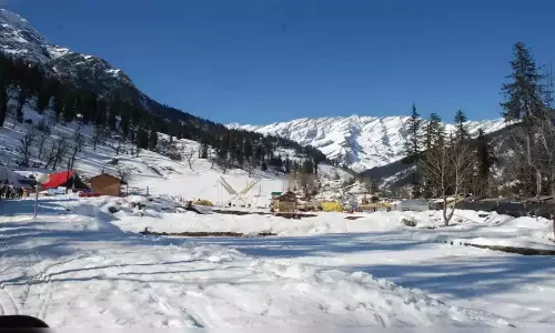 Himachal: बर्फबारी कम हुई, मनाली कार्निवल में शीतकालीन खेल स्थगित