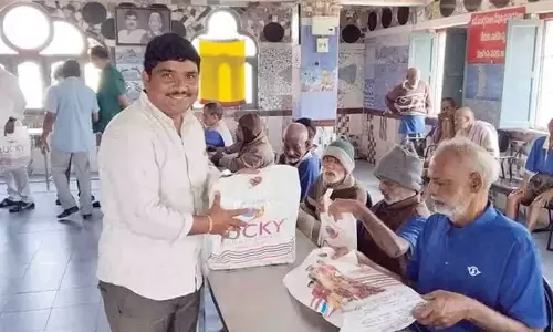 Andhra Pradesh: पेंडुर्थी माला ने वरिष्ठ नागरिकों को कालीन और शॉल वितरित किए Andhra Pradesh: पेंडुर्थी माला ने वरिष्ठ नागरिकों को कालीन और शॉल वितरित किए