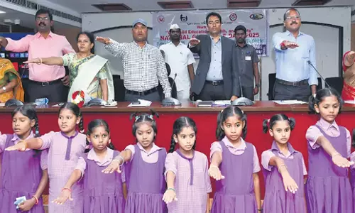 Andhra: एनटीआर जिला कलेक्टर जी लक्ष्मीषा ने माता-पिता से बच्चों की सुरक्षा करने का आग्रह किया Andhra: एनटीआर जिला कलेक्टर जी लक्ष्मीषा ने माता-पिता से बच्चों की सुरक्षा करने का आग्रह किया