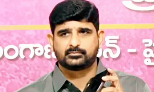 Telangana: बीआरएस विधायक पाडी कौशिक रेड्डी पर ग्राम सभा में ‘टमाटर’ से हमला Telangana: बीआरएस विधायक पाडी कौशिक रेड्डी पर ग्राम सभा में ‘टमाटर’ से हमला
